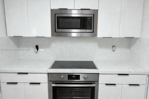 House in Miami Gardens, Florida 5 bedrooms, 239.69 sq.m. № 1993438 - photo 10