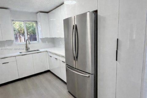 House in Miami Gardens, Florida 5 bedrooms, 239.69 sq.m. № 1993438 - photo 7