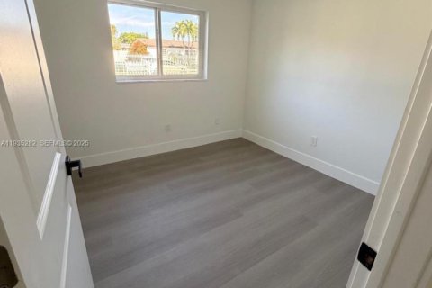 House in Miami Gardens, Florida 5 bedrooms, 239.69 sq.m. № 1993438 - photo 28