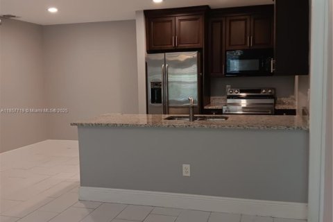 Condominio en alquiler en Tamarac, Florida, 2 dormitorios, 71.53 m2 № 1881890 - foto 8