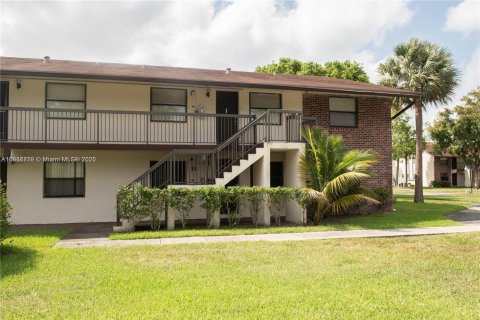 Condominio en alquiler en Tamarac, Florida, 2 dormitorios, 71.53 m2 № 1881890 - foto 1