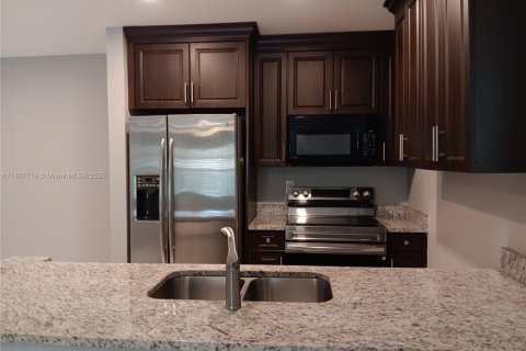 Condominio en alquiler en Tamarac, Florida, 2 dormitorios, 71.53 m2 № 1881890 - foto 11