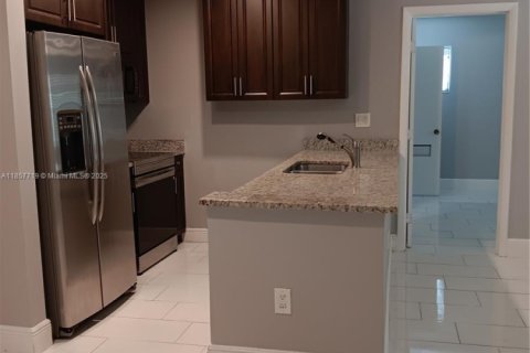 Condominio en alquiler en Tamarac, Florida, 2 dormitorios, 71.53 m2 № 1881890 - foto 10