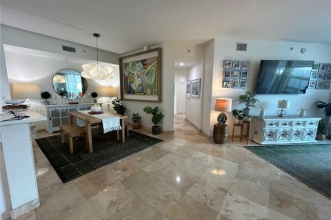 Condo in Miami, Florida, 2 bedrooms  № 1888948 - photo 10