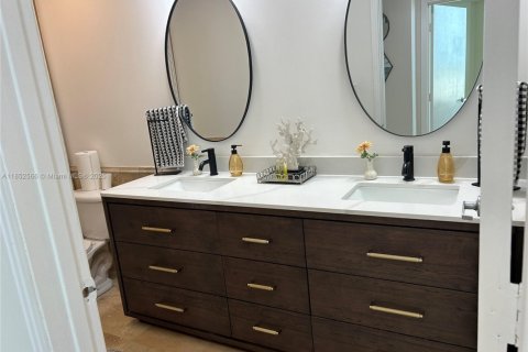 Condo in Miami, Florida, 2 bedrooms  № 1888948 - photo 21