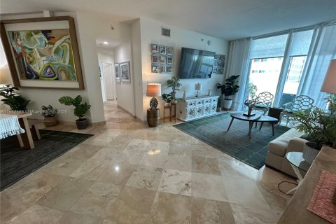 Condo in Miami, Florida, 2 bedrooms  № 1888948 - photo 7