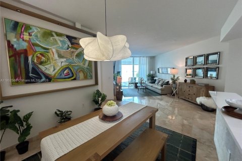Condo in Miami, Florida, 2 bedrooms  № 1888948 - photo 1
