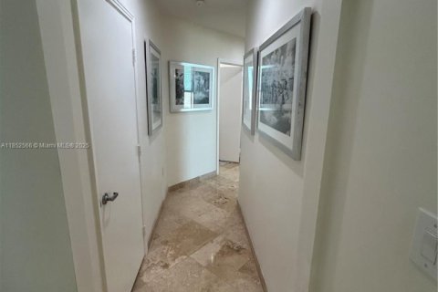 Condo in Miami, Florida, 2 bedrooms  № 1888948 - photo 19