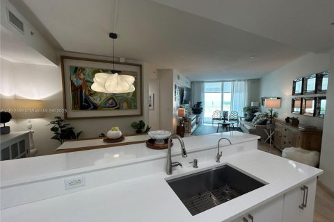 Condo in Miami, Florida, 2 bedrooms  № 1888948 - photo 17