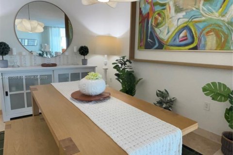Condo in Miami, Florida, 2 bedrooms  № 1888948 - photo 12
