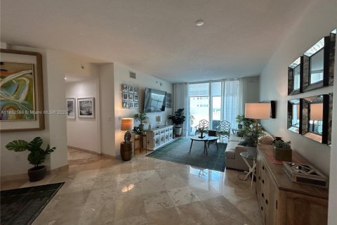 Condo in Miami, Florida, 2 bedrooms  № 1888948 - photo 13
