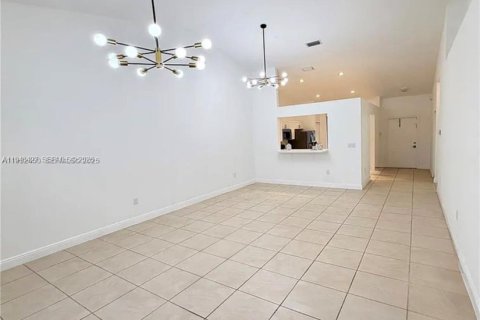 Villa ou maison à louer à Sunrise, Floride: 2 chambres, 126.81 m2 № 1998297 - photo 2