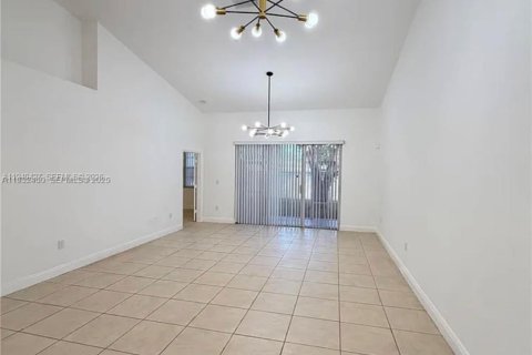 Villa ou maison à louer à Sunrise, Floride: 2 chambres, 126.81 m2 № 1998297 - photo 3