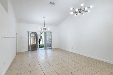 Villa ou maison à louer à Sunrise, Floride: 2 chambres, 126.81 m2 № 1998297 - photo 4