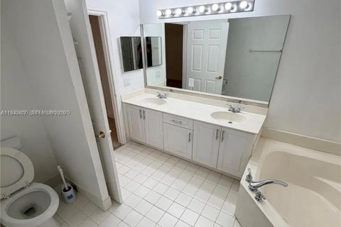 Villa ou maison à louer à Sunrise, Floride: 2 chambres, 126.81 m2 № 1998297 - photo 13