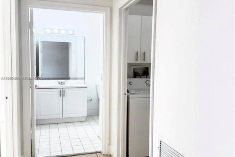 Villa ou maison à louer à Sunrise, Floride: 2 chambres, 126.81 m2 № 1998297 - photo 8