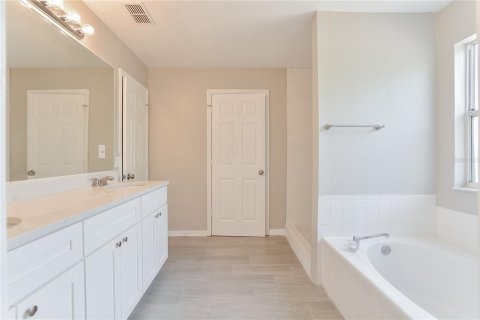 House in Eustis, Florida 3 bedrooms, 175.03 sq.m. № 1913901 - photo 10