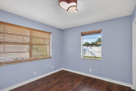 House in Pompano Beach, Florida 3 bedrooms, 101.36 sq.m. № 2401233 - photo 25