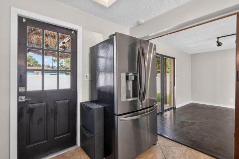 House in Pompano Beach, Florida 3 bedrooms, 101.36 sq.m. № 2401233 - photo 15