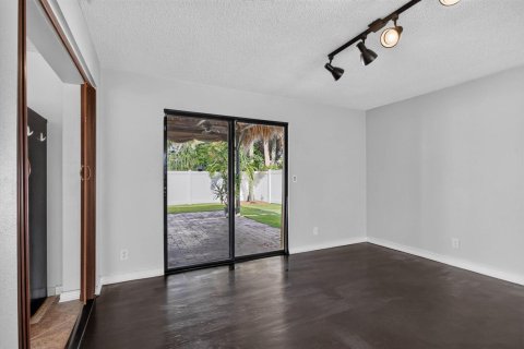 House in Pompano Beach, Florida 3 bedrooms, 101.36 sq.m. № 2401233 - photo 19
