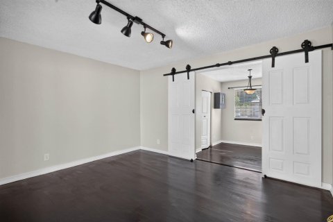 House in Pompano Beach, Florida 3 bedrooms, 101.36 sq.m. № 2401233 - photo 16