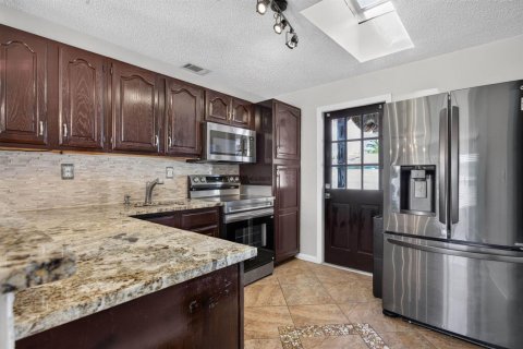 House in Pompano Beach, Florida 3 bedrooms, 101.36 sq.m. № 2401233 - photo 13