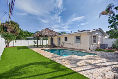 House in Pompano Beach, Florida 3 bedrooms, 101.36 sq.m. № 2401233