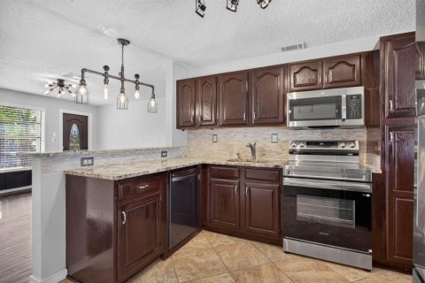 House in Pompano Beach, Florida 3 bedrooms, 101.36 sq.m. № 2401233 - photo 14