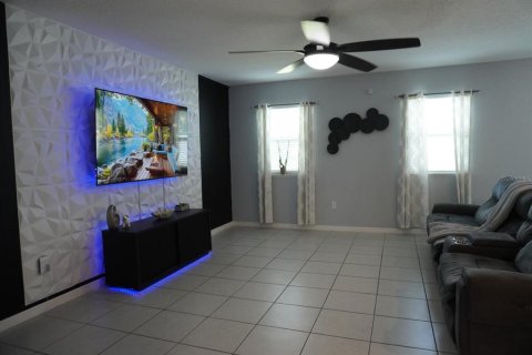 House in Davenport, Florida 3 bedrooms, 140.47 sq.m. № 2229777 - photo 16