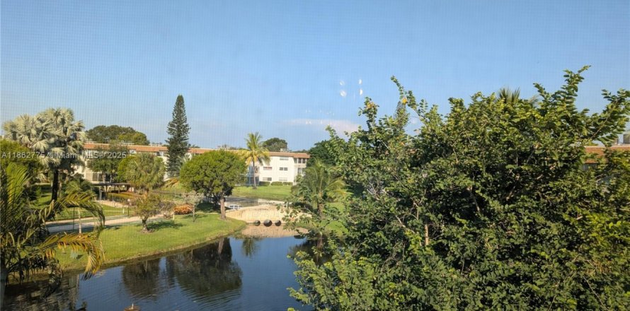 Condo in Lauderdale Lakes, Florida, 2 bedrooms № 1892971