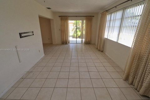 House in Pembroke Pines, Florida 3 bedrooms, 149.2 sq.m. № 2048301 - photo 11