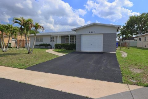 House in Pembroke Pines, Florida 3 bedrooms, 149.2 sq.m. № 2048301 - photo 2