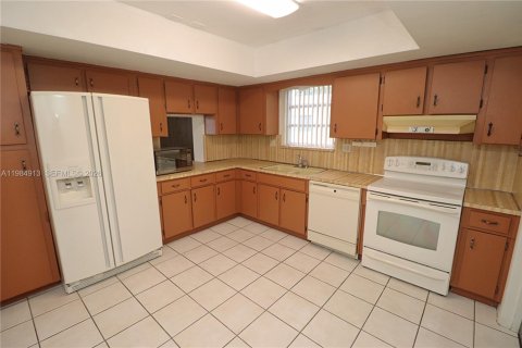 House in Pembroke Pines, Florida 3 bedrooms, 149.2 sq.m. № 2048301 - photo 6