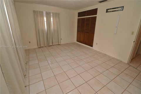 House in Pembroke Pines, Florida 3 bedrooms, 149.2 sq.m. № 2048301 - photo 12
