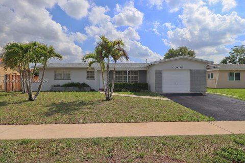 House in Pembroke Pines, Florida 3 bedrooms, 149.2 sq.m. № 2048301