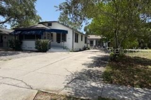 Commercial property in New Port Richey, Florida № 2219457
