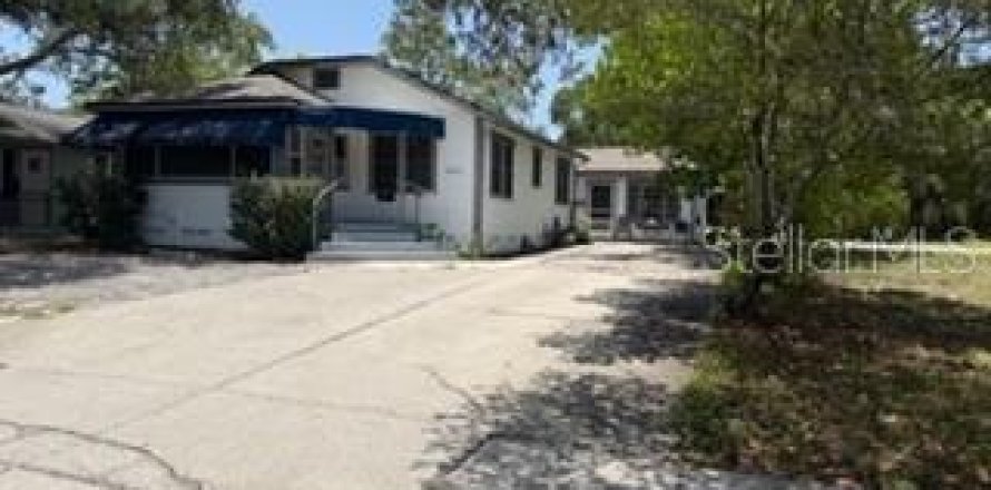 Commercial property in New Port Richey, Florida № 2219457