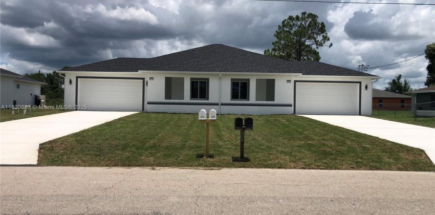 Commercial property in Lehigh Acres, Florida № 1806422