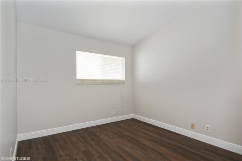 Снять в аренду таунхаус в Бока-Ратон, Флорида 3 спальни, 148.83м2, № 1987037 - фото 17