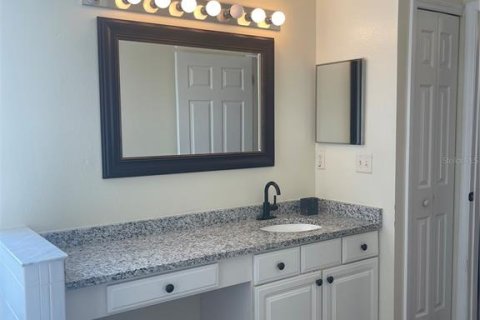 House in Davenport, Florida 5 bedrooms, 206.99 sq.m. № 2098039 - photo 28