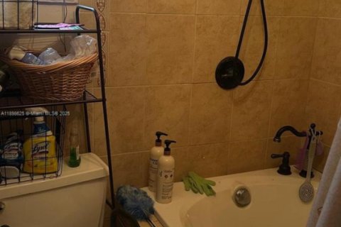 House in Lauderdale Lakes, Florida 3 bedrooms, 167.5 sq.m. № 1950140 - photo 3