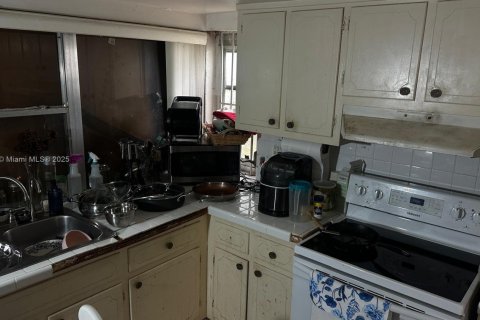 House in Lauderdale Lakes, Florida 3 bedrooms, 167.5 sq.m. № 1950140 - photo 14