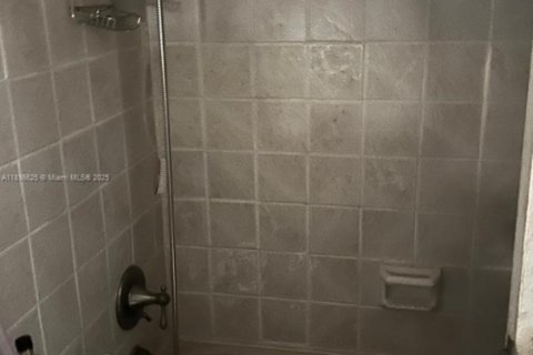 House in Lauderdale Lakes, Florida 3 bedrooms, 167.5 sq.m. № 1950140 - photo 7