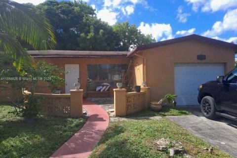 House in Lauderdale Lakes, Florida 3 bedrooms, 167.5 sq.m. № 1950140 - photo 1