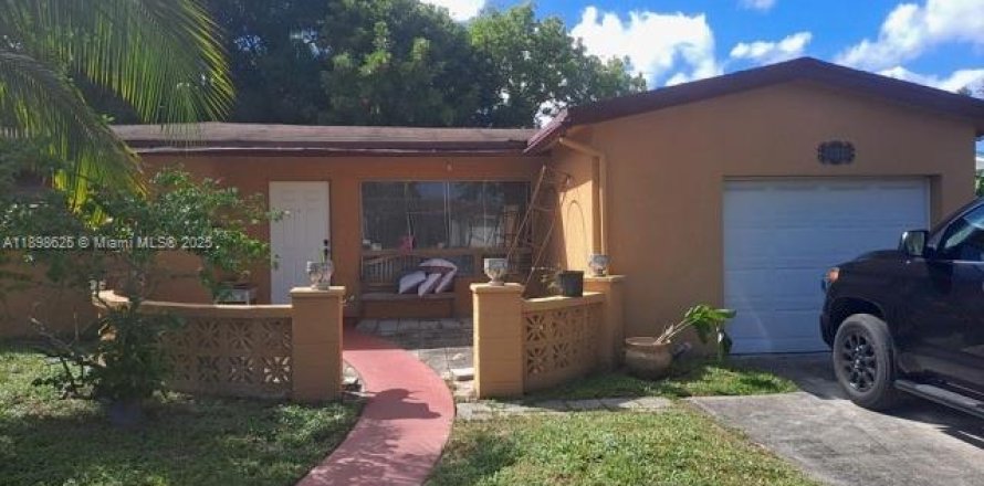 House in Lauderdale Lakes, Florida 3 bedrooms, 167.5 sq.m. № 1950140