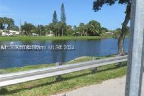 Copropriété à vendre à North Miami Beach, Floride: 2 chambres, 95.13 m2 № 1979385 - photo 4