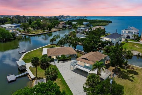 House in Hudson, Florida 5 bedrooms, 209.4 sq.m. № 2294636