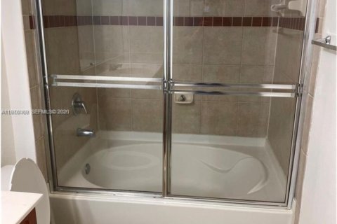 Condo in West Palm Beach, Florida, 1 bedroom  № 2042021 - photo 24