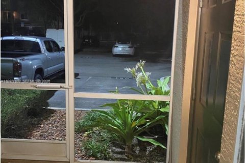 Condo in West Palm Beach, Florida, 1 bedroom  № 2042021 - photo 27