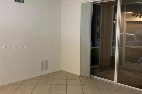 Condo in West Palm Beach, Florida, 1 bedroom  № 2042021 - photo 4